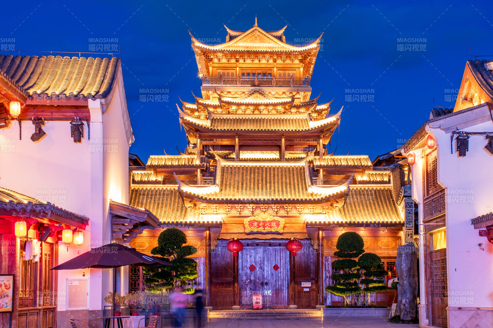 福州闽越水镇夜色中的古建筑门楼图片