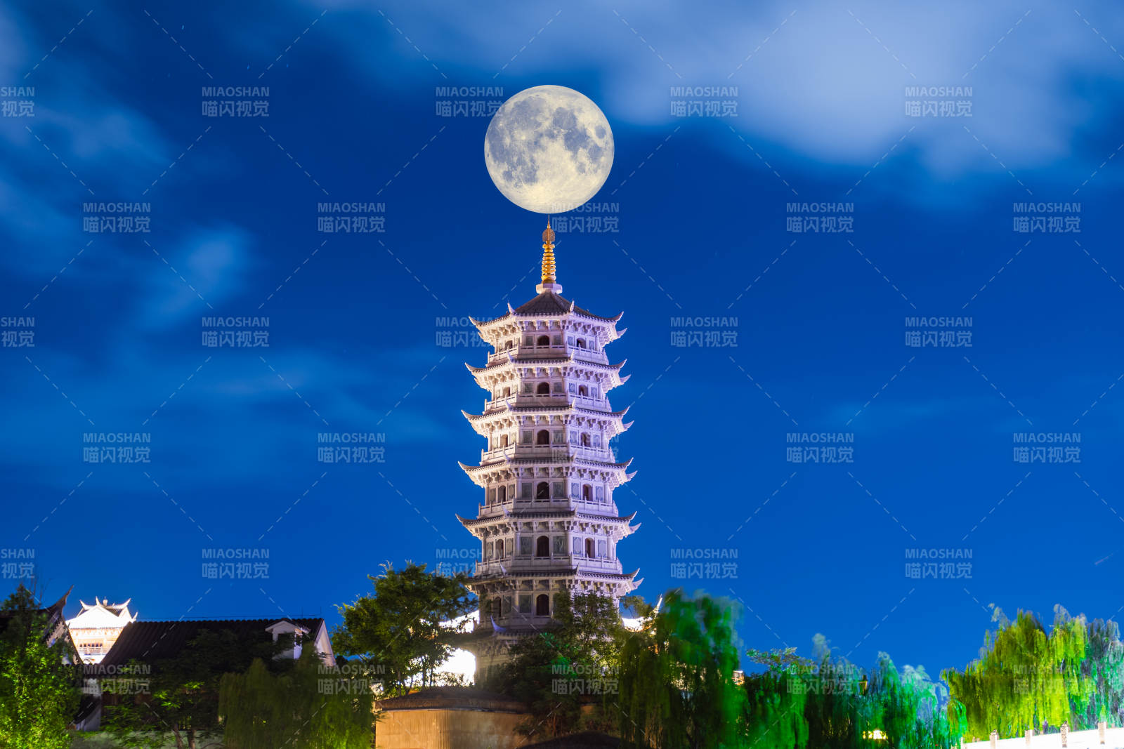 福州闽越水镇月照古塔夜景图片