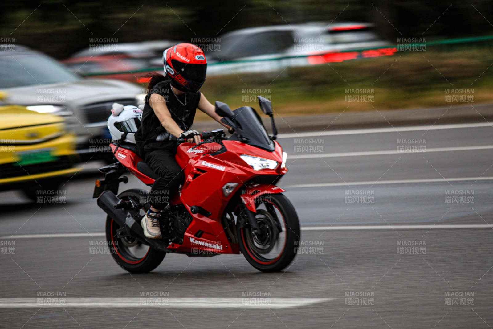 红盔骑士疾驰街头图片