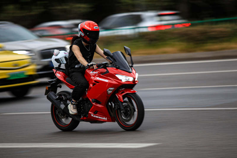 红盔骑士疾驰街头图片