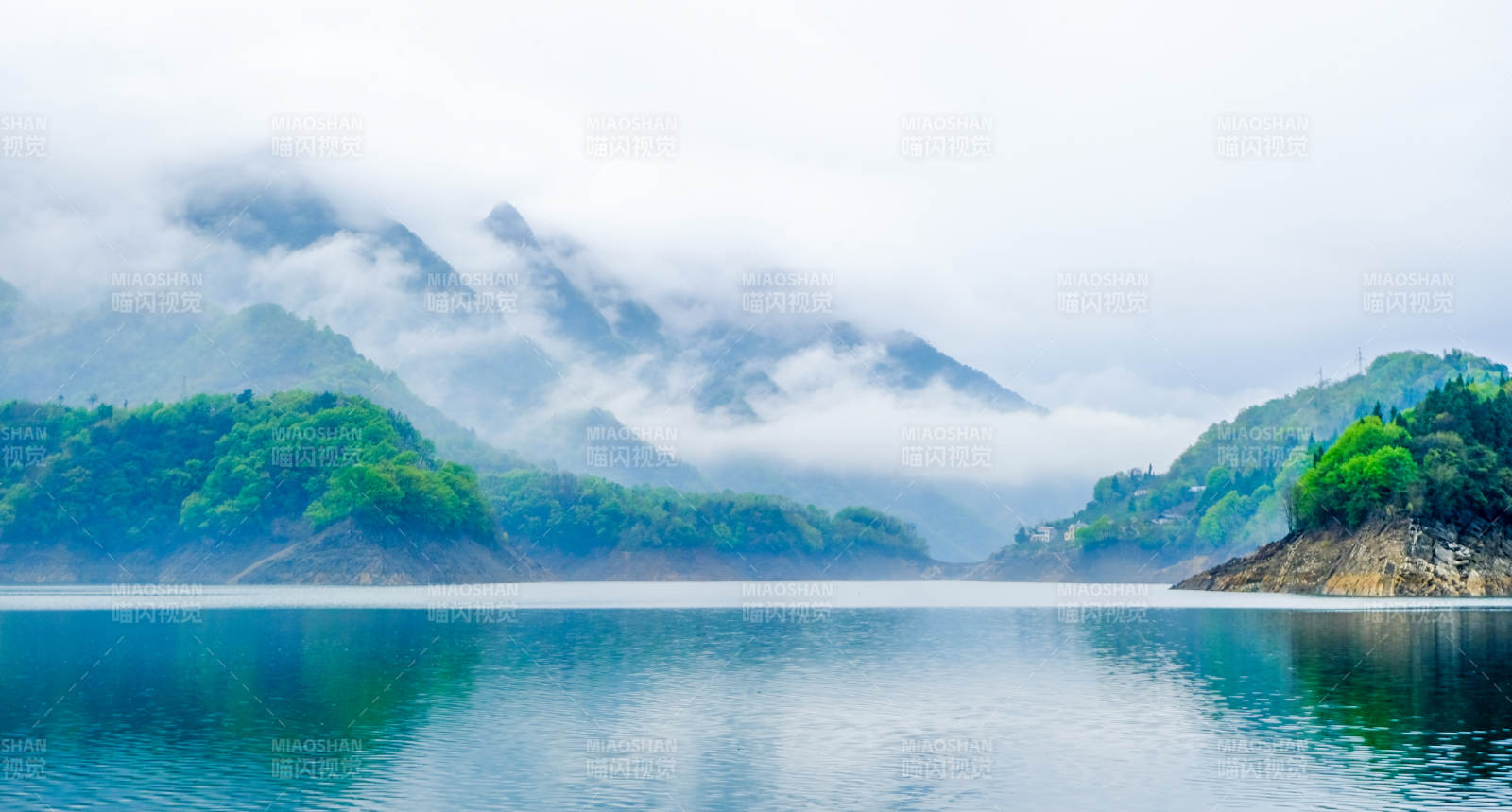宜昌清江画廊山水云雾缭绕图片