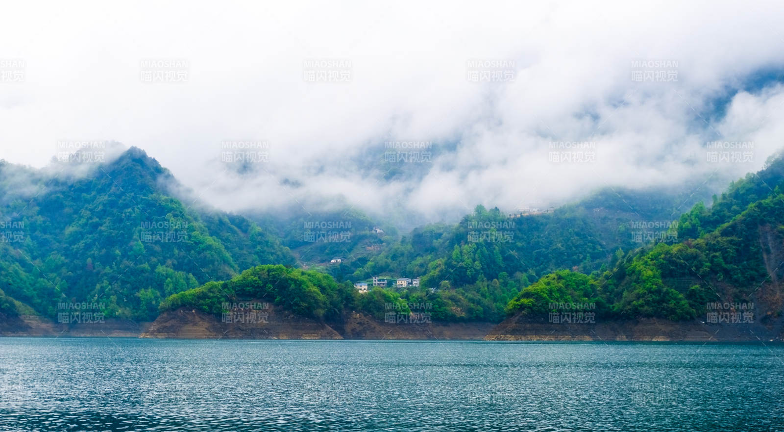 宜昌清江画廊山水云雾缭绕图片