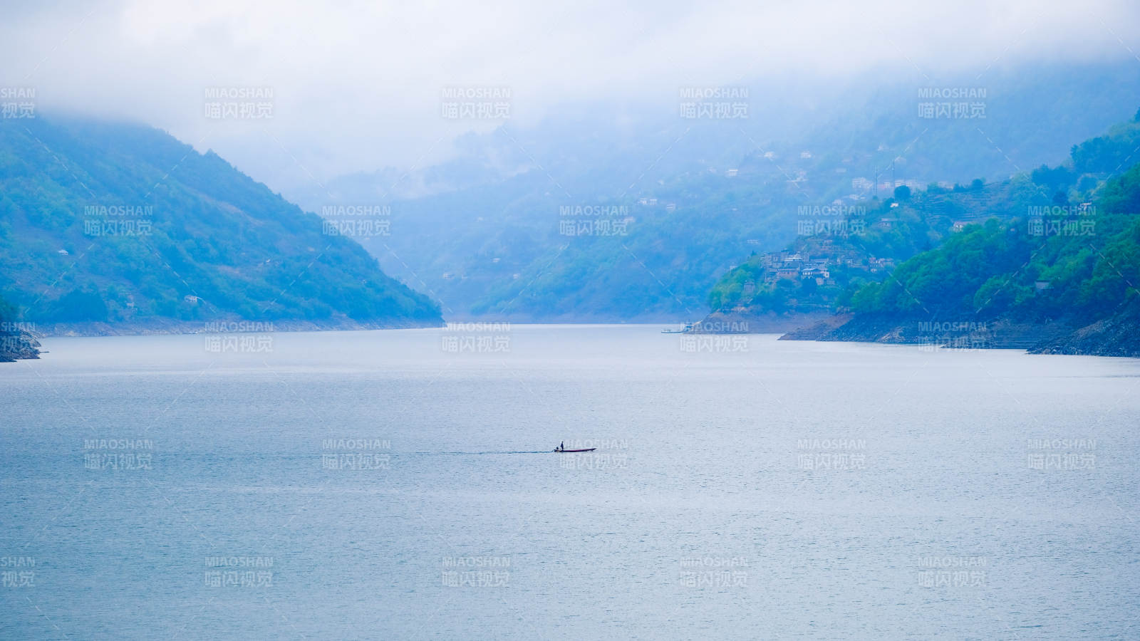 清江画廊湖光山色静谧行图片