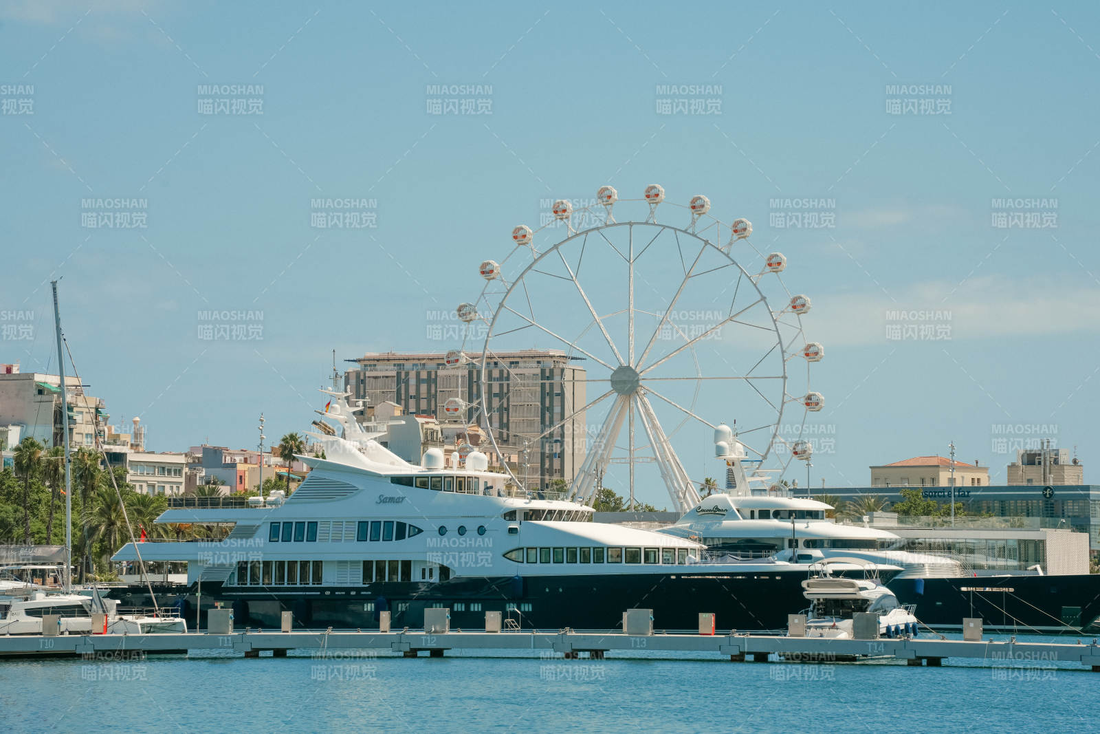 巴塞罗那港口摩天轮与游艇图片