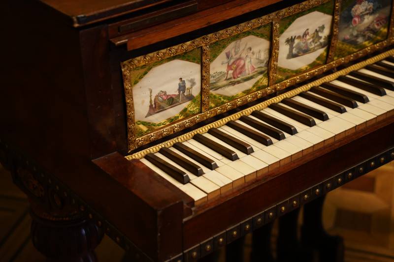 古董钢琴的优雅细节图片