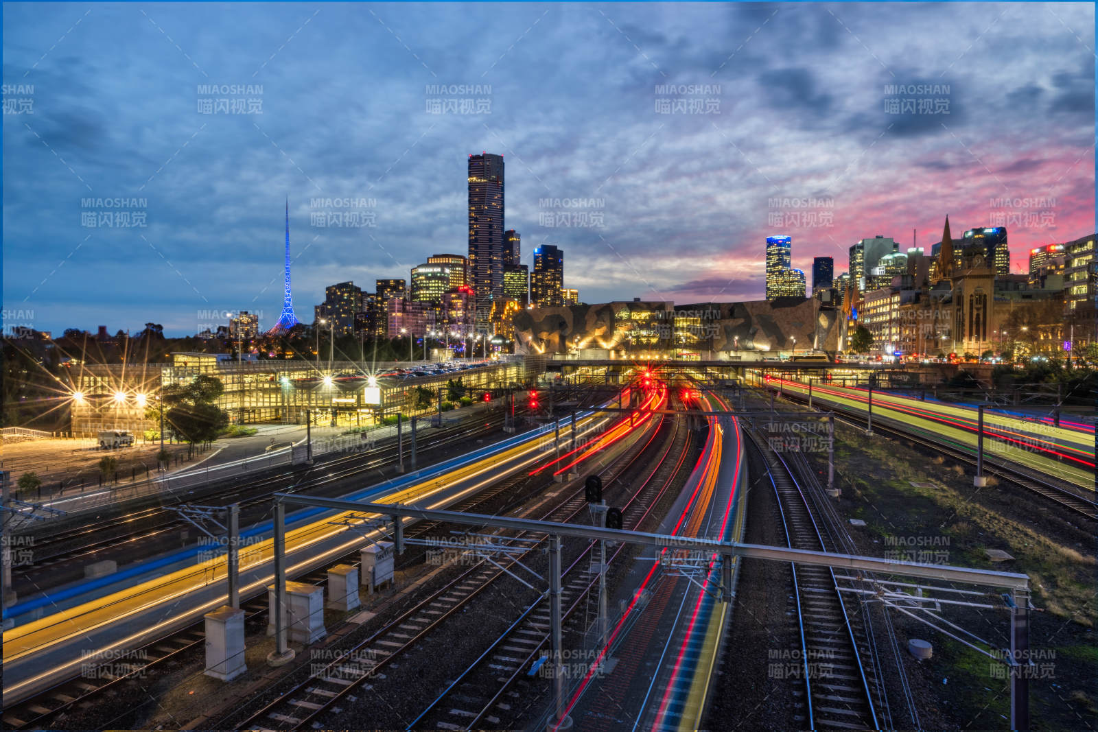 墨尔本城市夜景铁轨光影图片