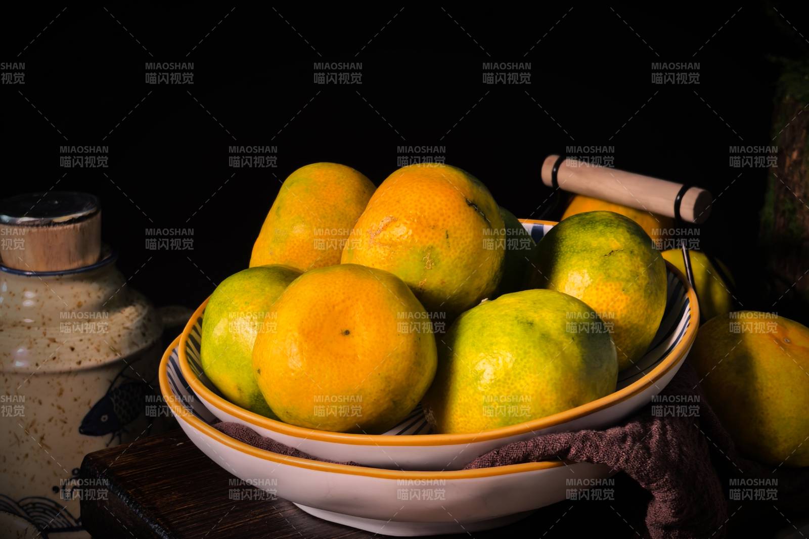 金黄柑橘静物图图片