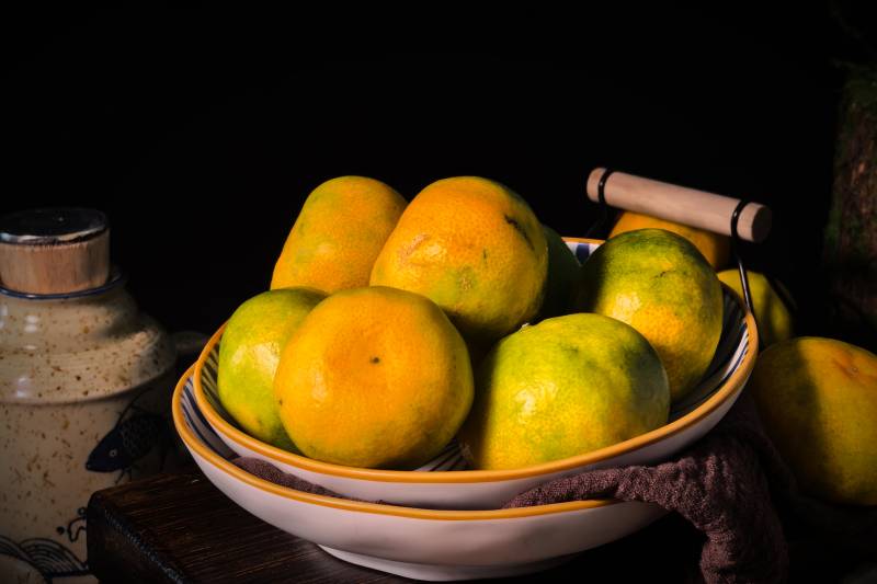 金黄柑橘静物图图片