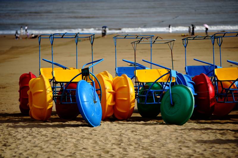 沙滩上的彩色手推车图片