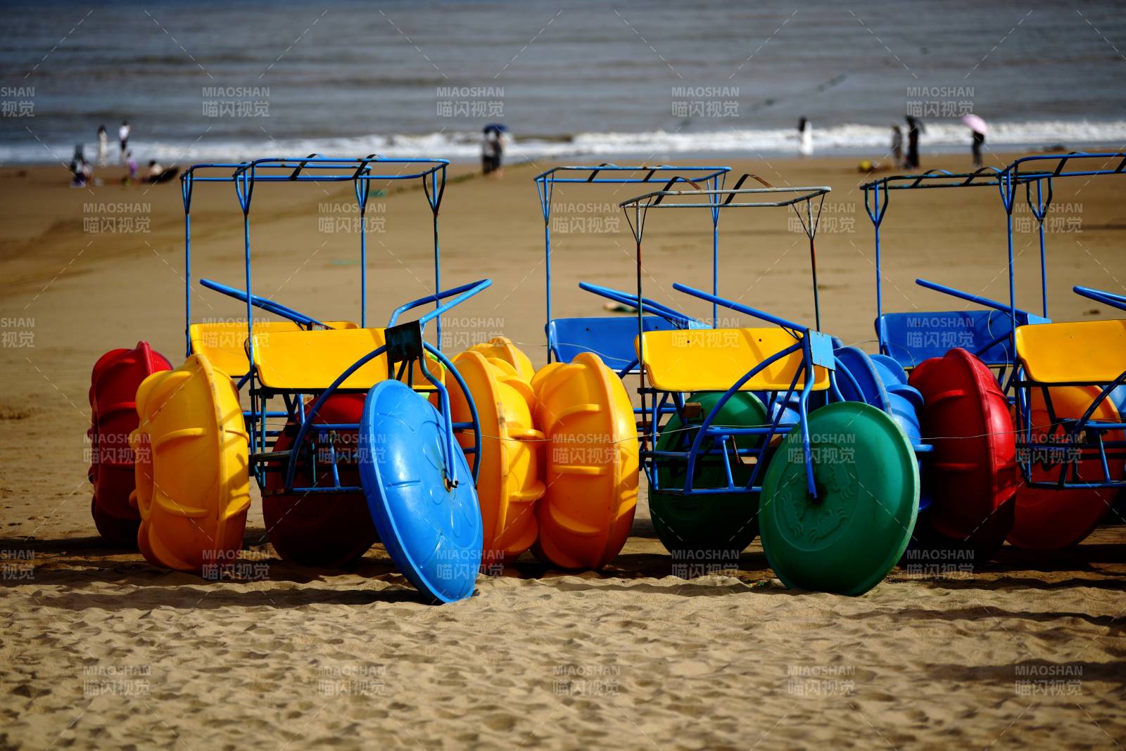 沙滩上的彩色手推车图片