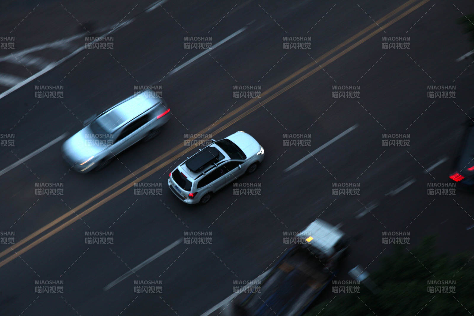 车流穿梭夜幕中图片