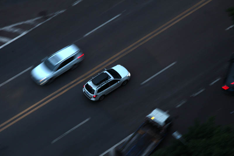 车流穿梭夜幕中图片