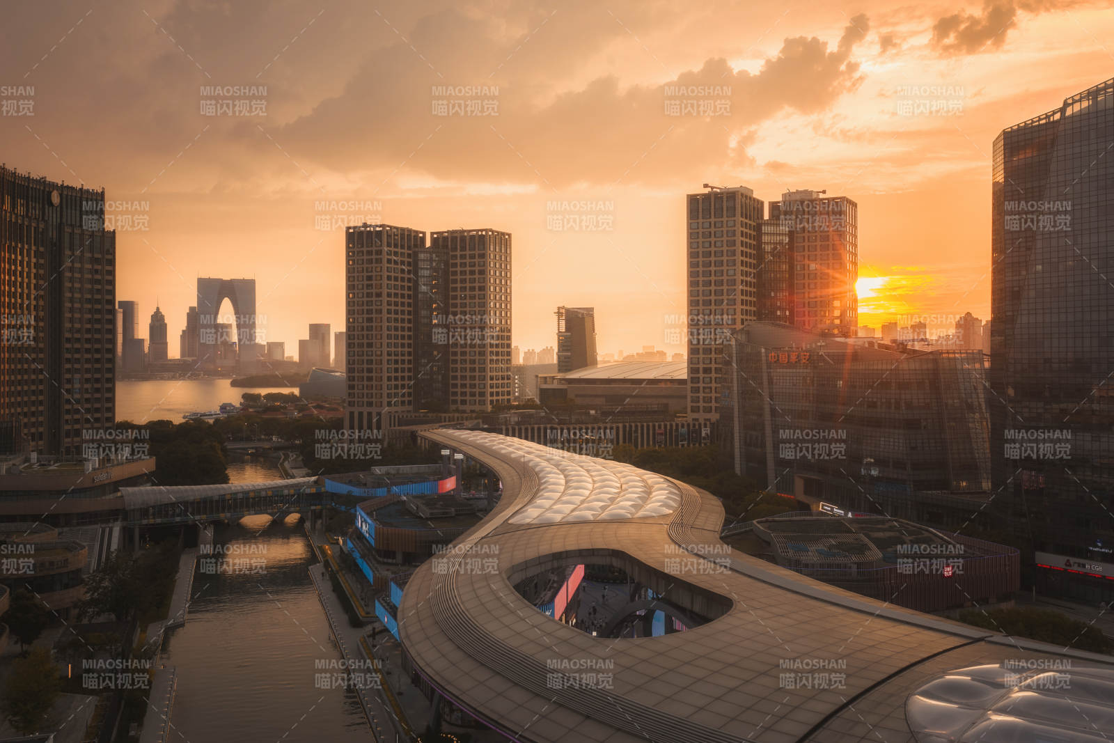 苏州城市日落天际线图片