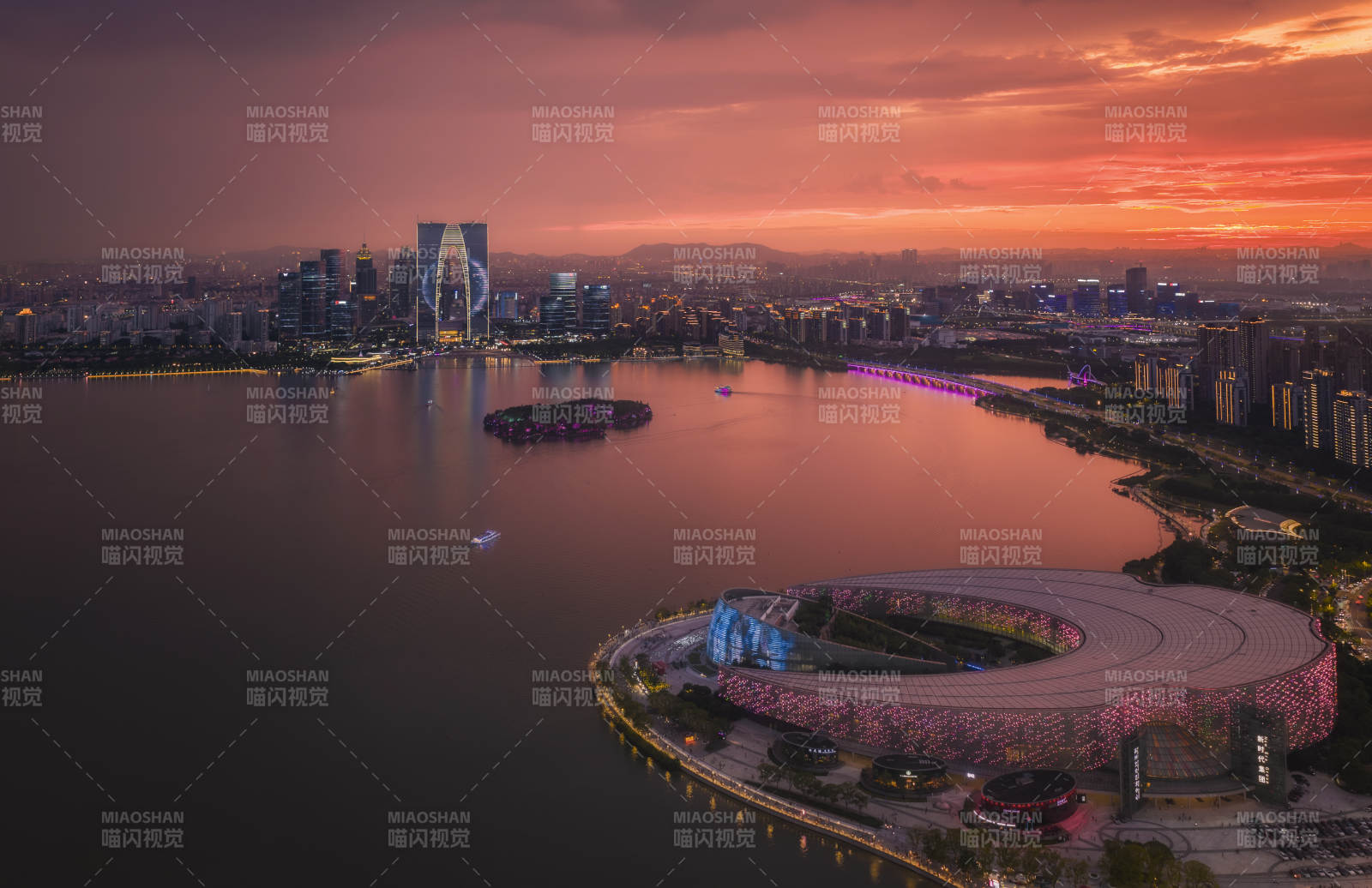 苏州城市湖畔夜景图片