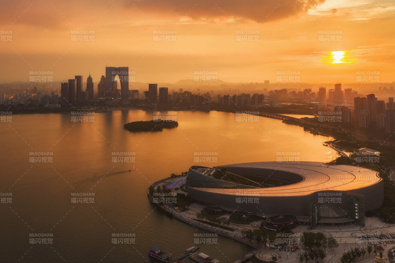 夕阳下的苏州城市天际线图片