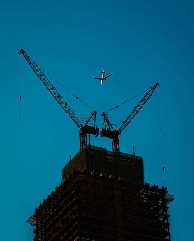 塔吊与飞机共舞图片