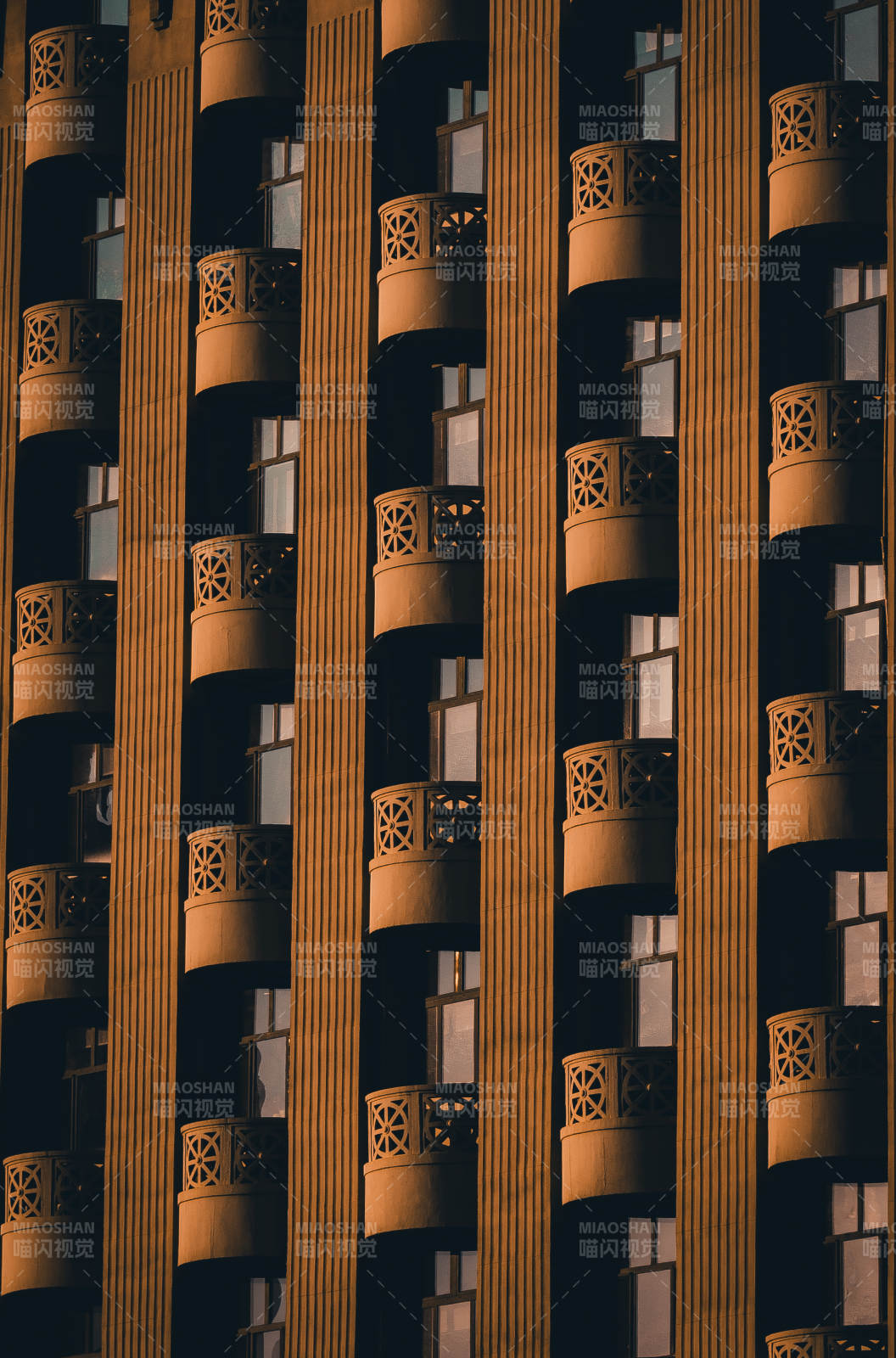 天津金色高楼的光影交错图片