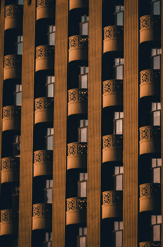 天津金色高楼的光影交错图片