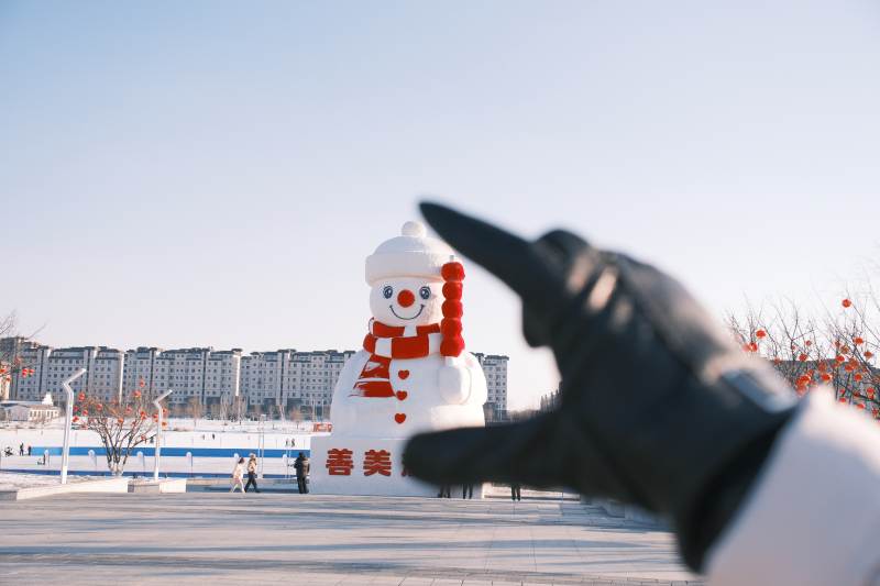 雪人前比心图片