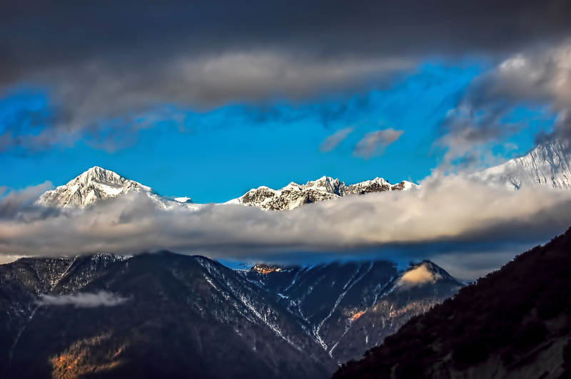 香格里拉梅里雪山云海壮丽景色图片