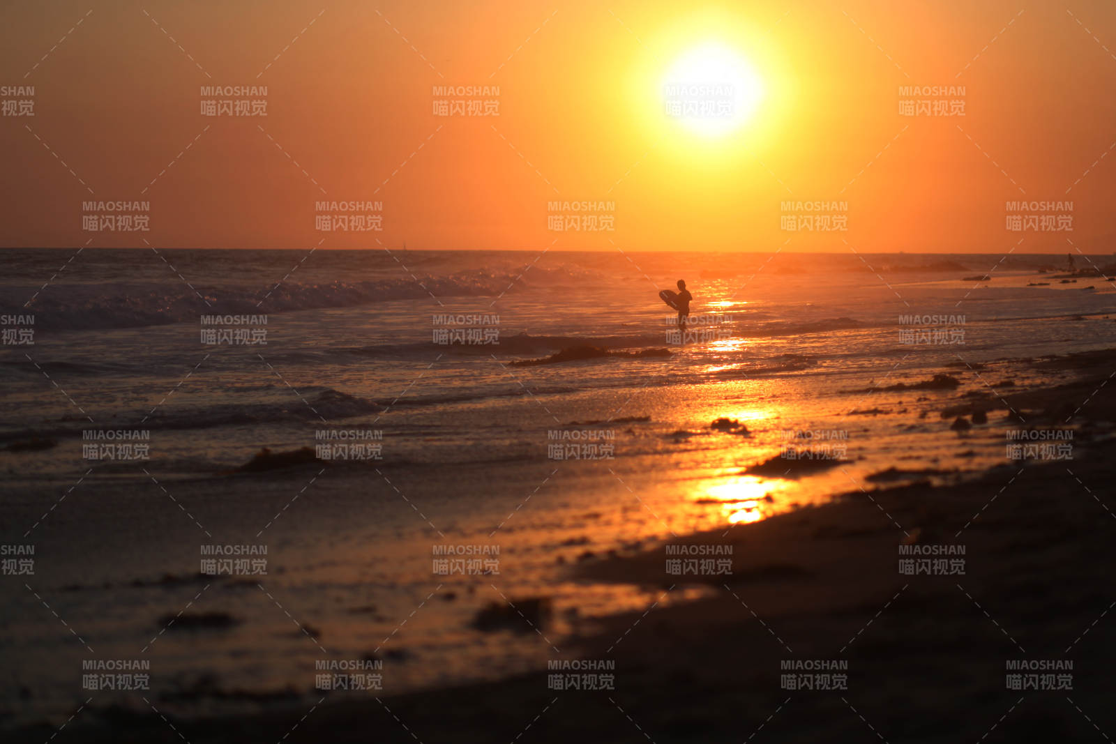夕阳下的冲浪者图片