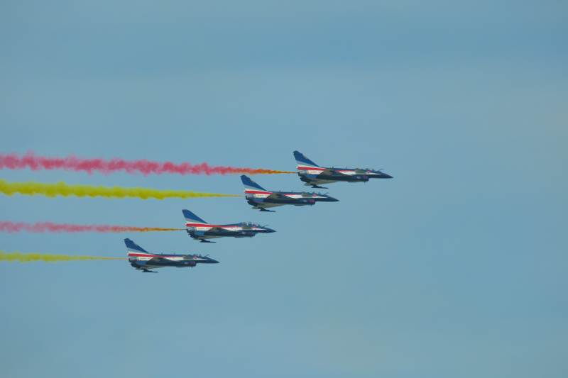 彩烟飞舞 战机编队翱翔图片