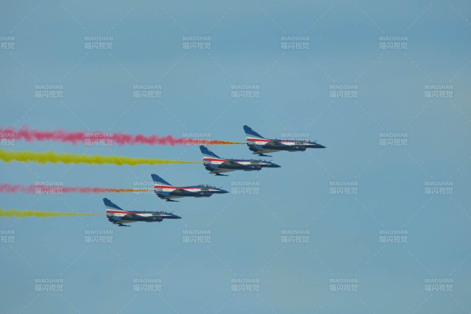 彩烟飞舞 战机编队翱翔图片