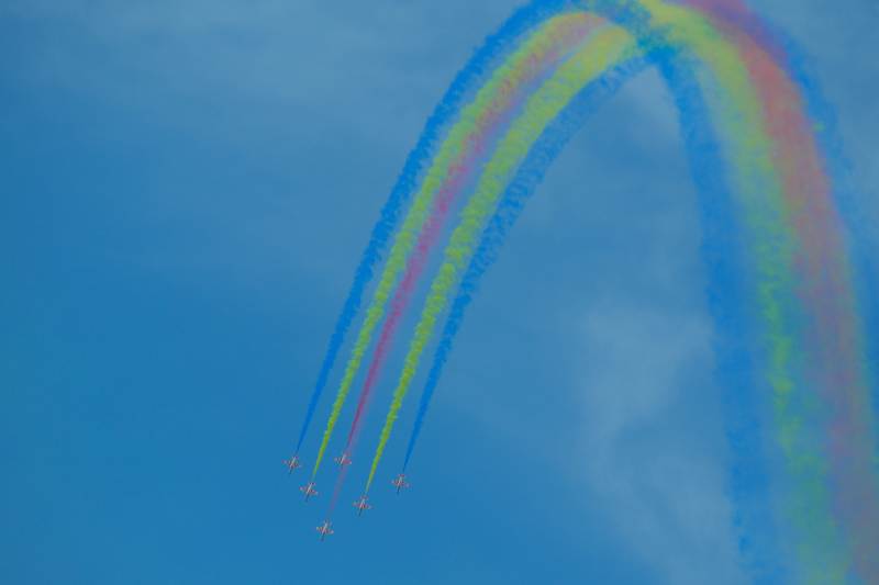 彩烟飞舞蓝天图片