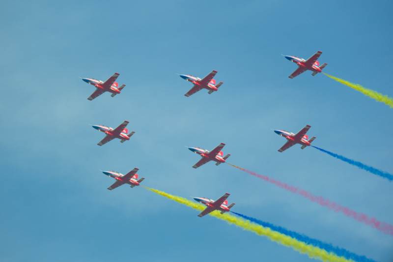 红鹰编队飞越蓝天图片