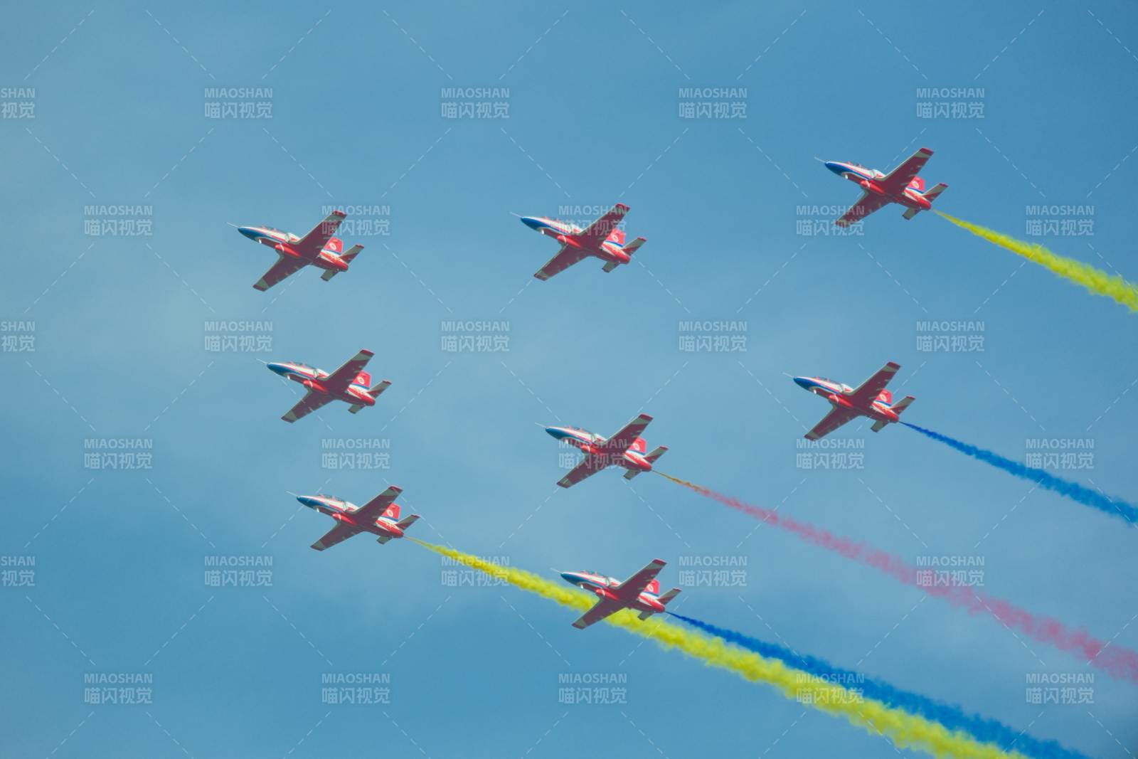 红鹰编队飞越蓝天图片
