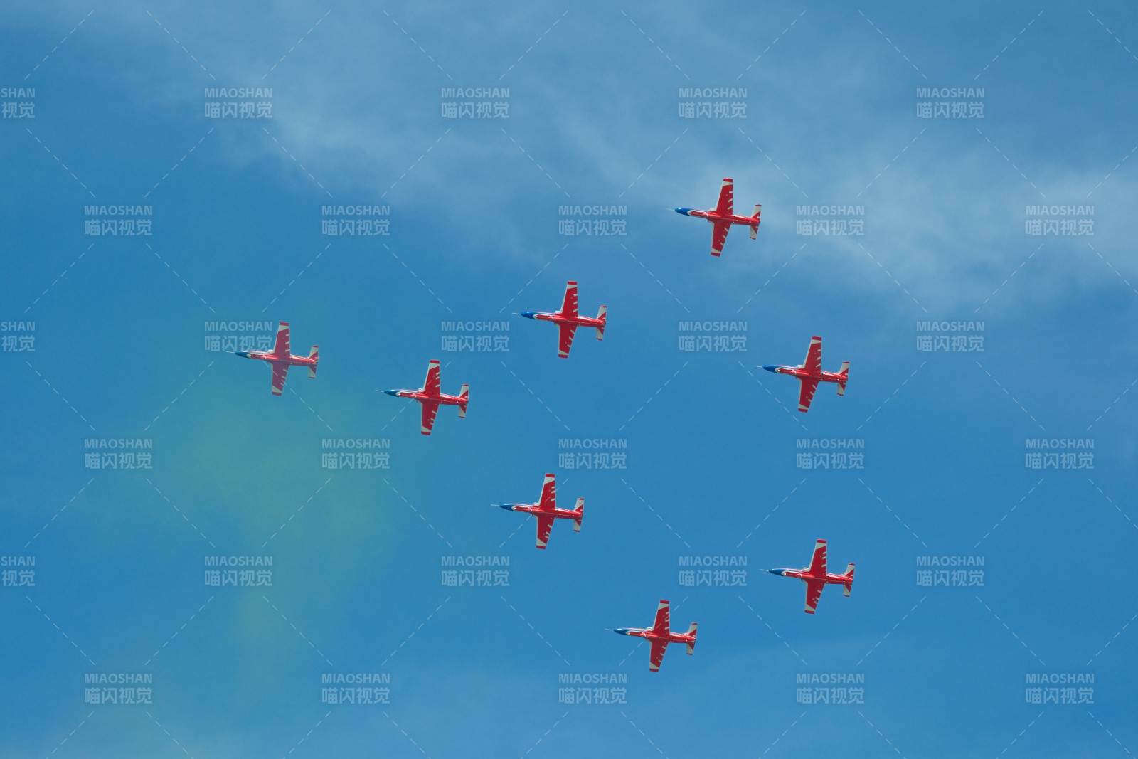 红鹰编队翱翔蓝天图片