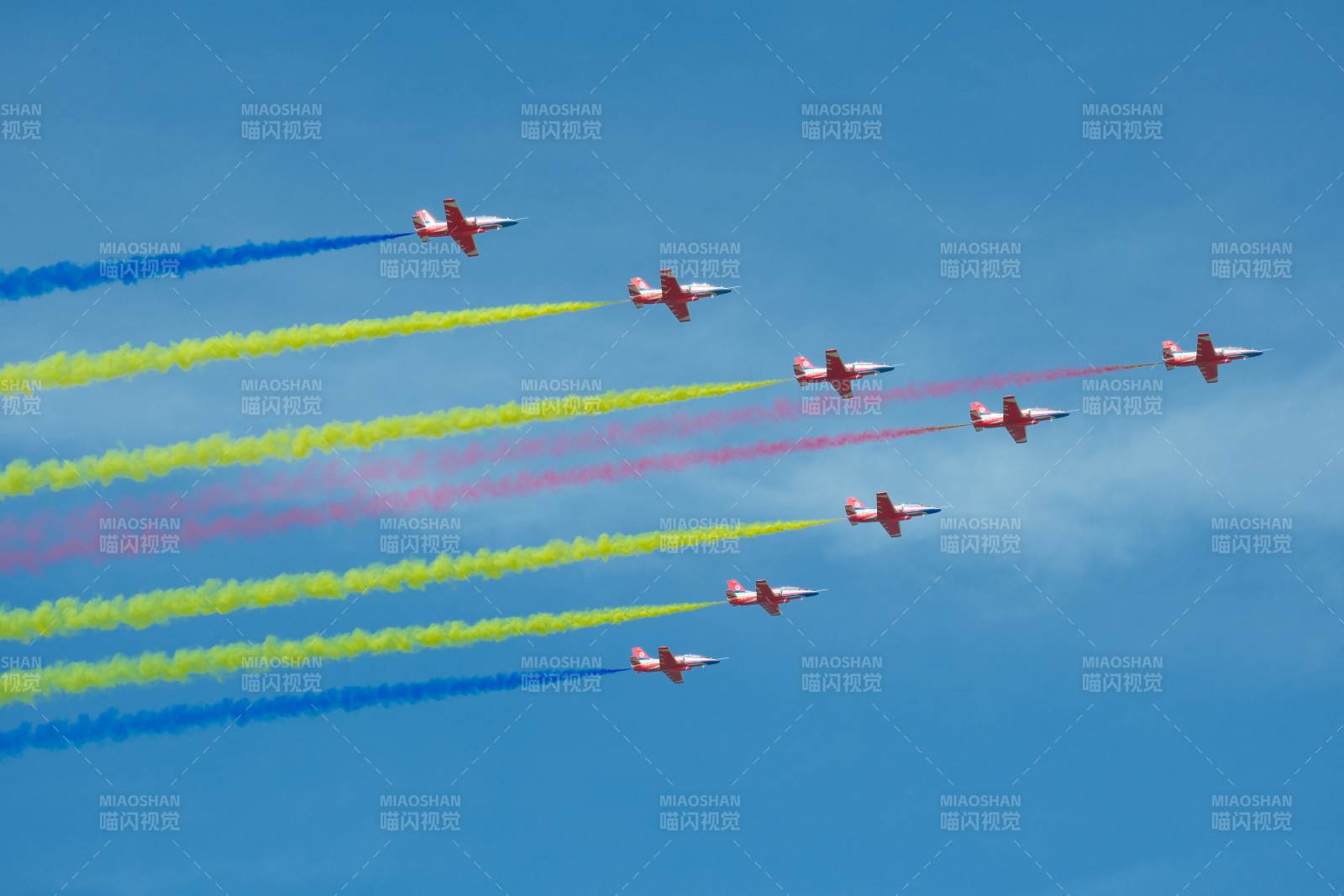 彩烟飞行表演图片