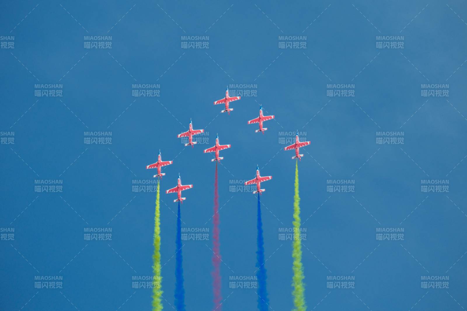 空中彩烟表演图片