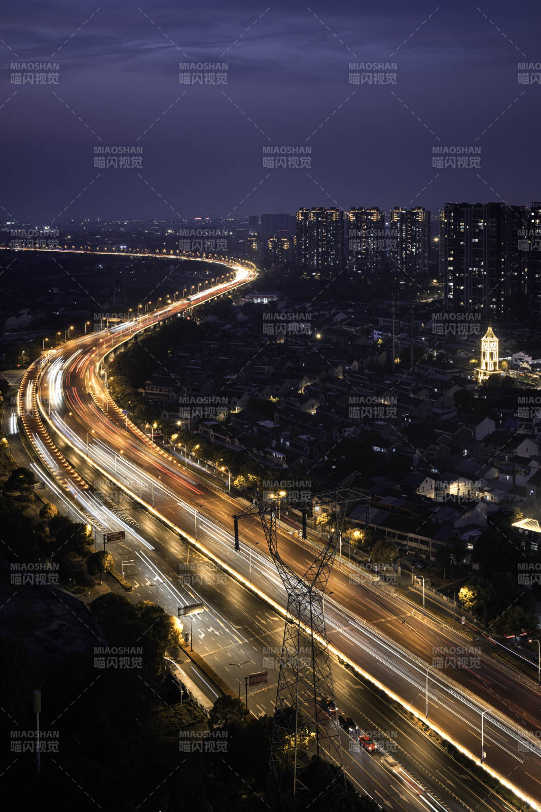 夜幕下的城市高速图片