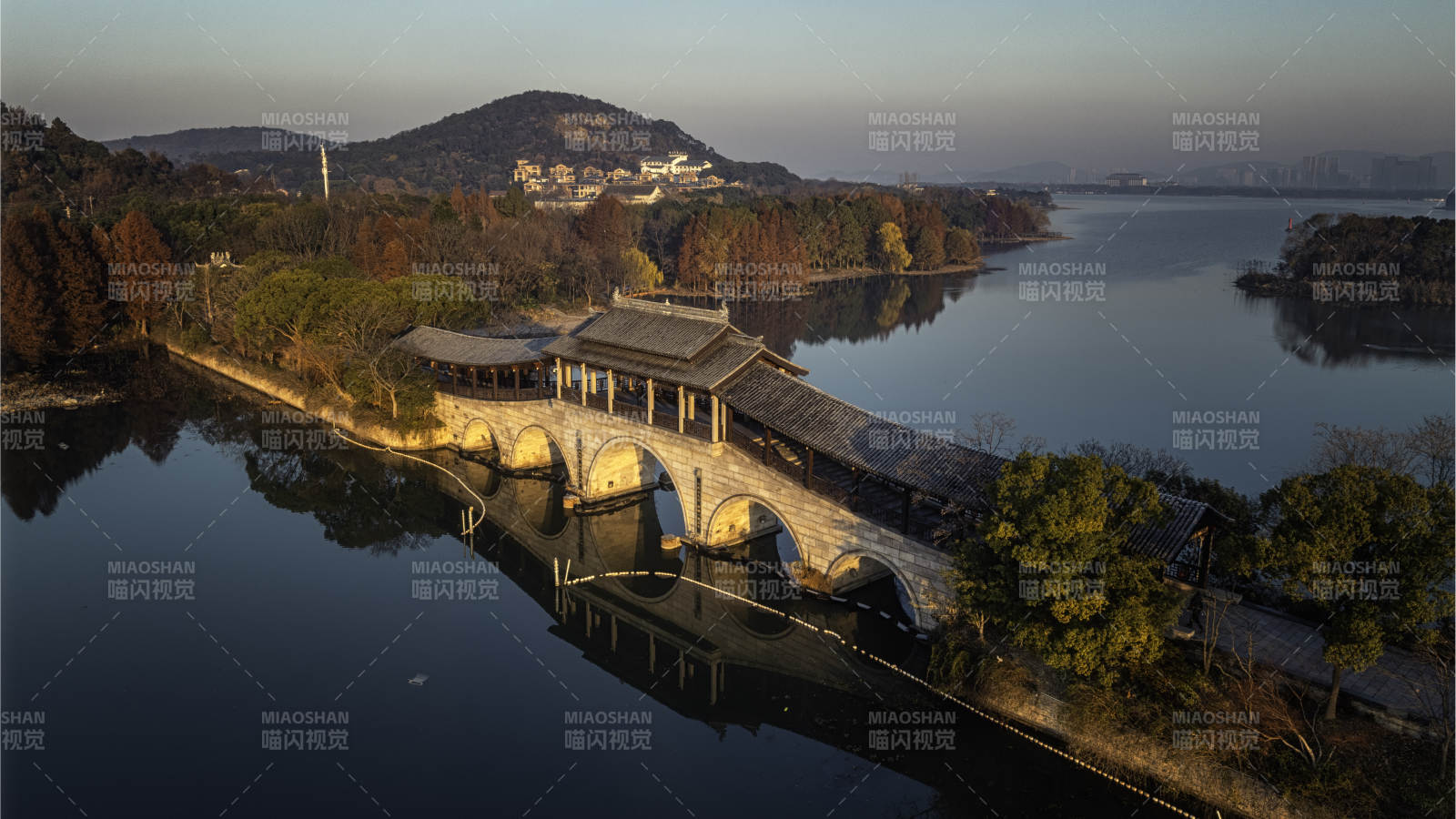 湖畔 古桥映秋色图片