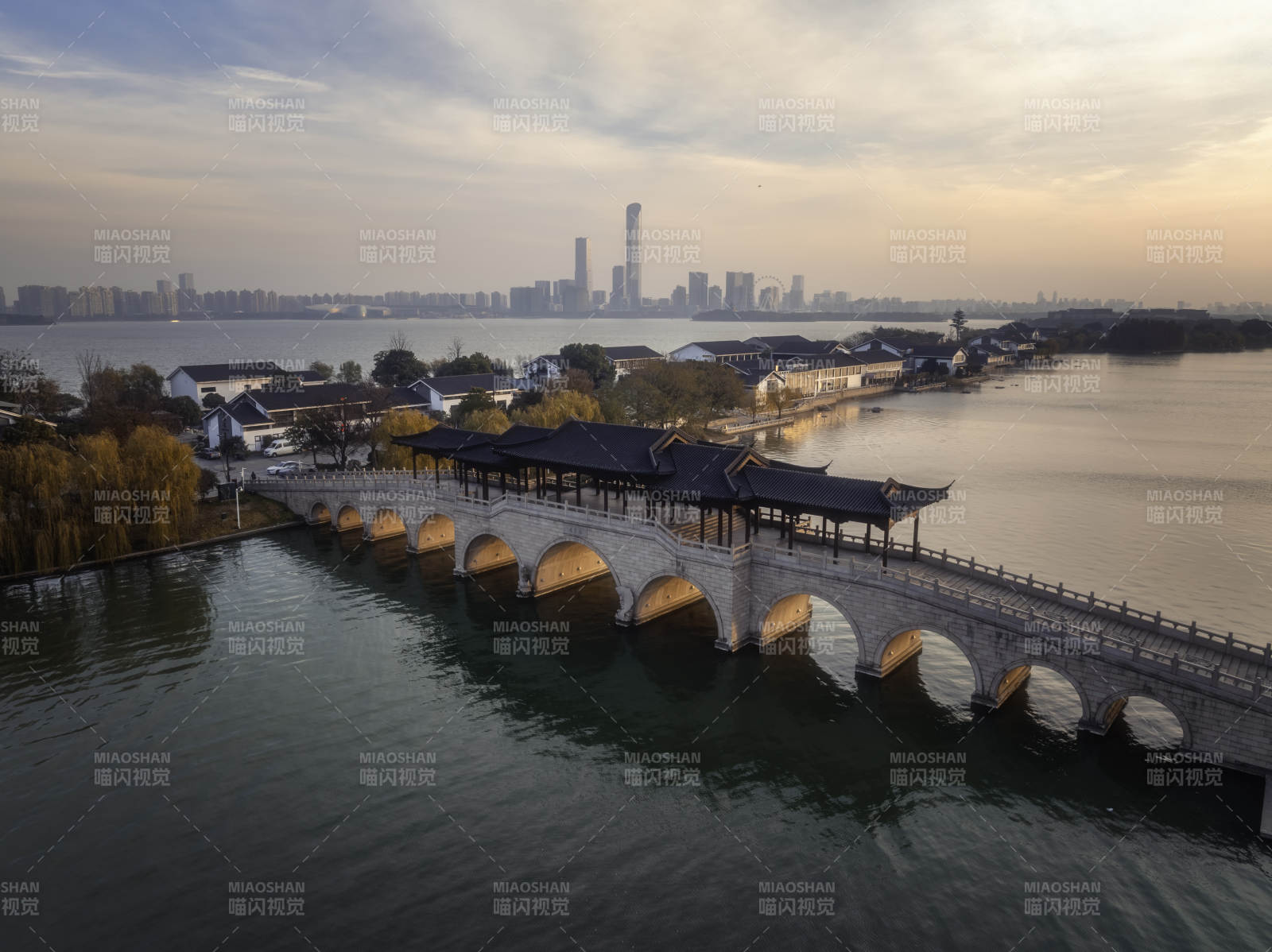 秋天清晨的苏州工业园区李公堤金光穿洞风景图片