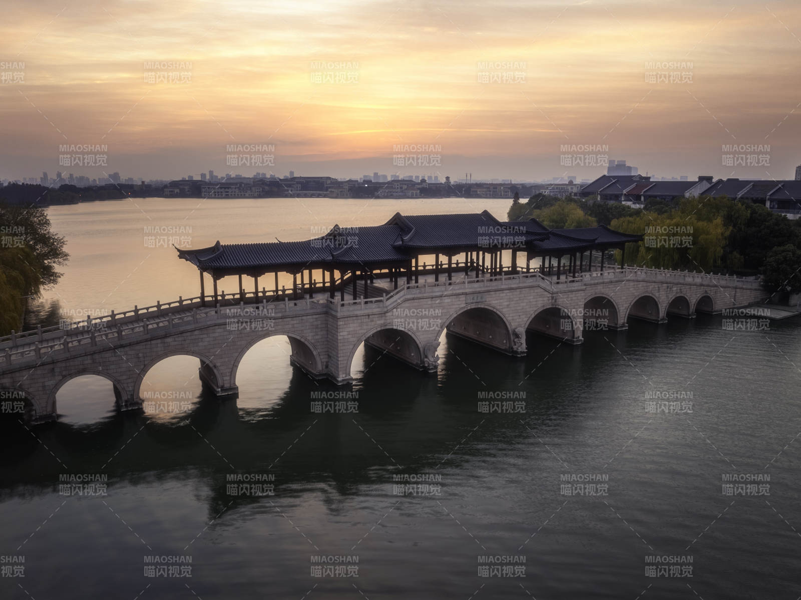 秋天清晨的苏州工业园区李公堤图片