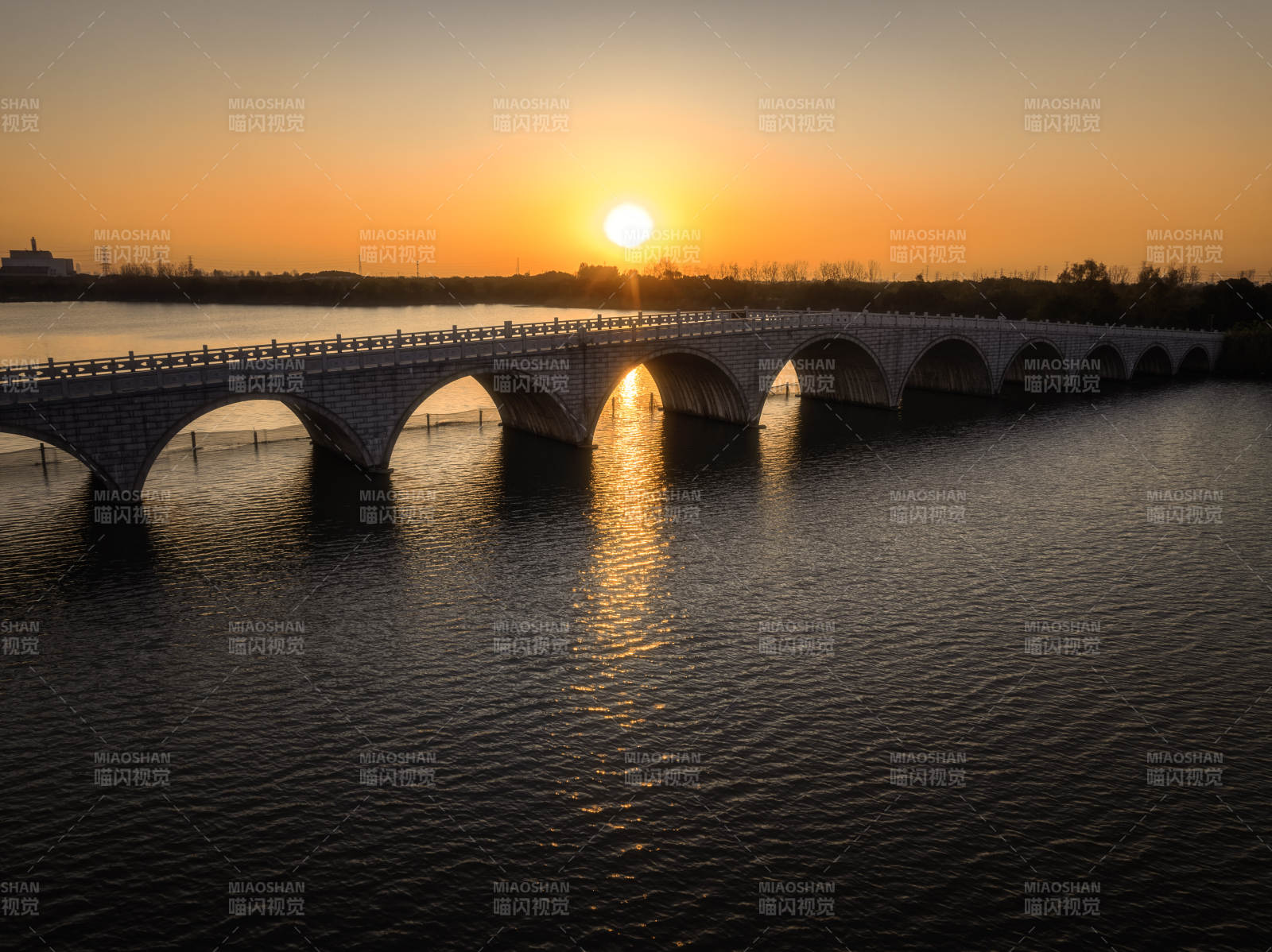 夕阳下的拱桥图片