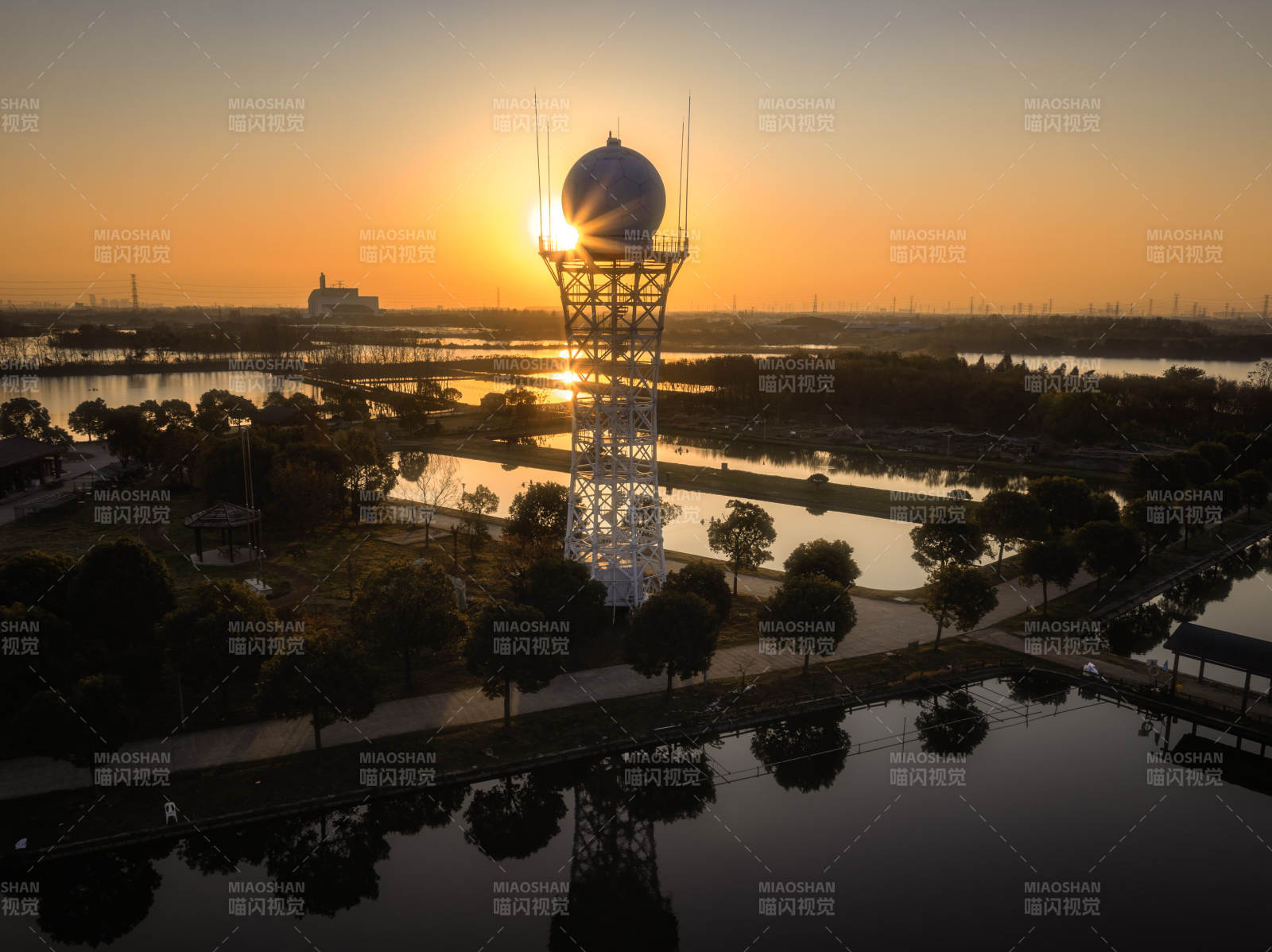 日落水塔倒影美景图片