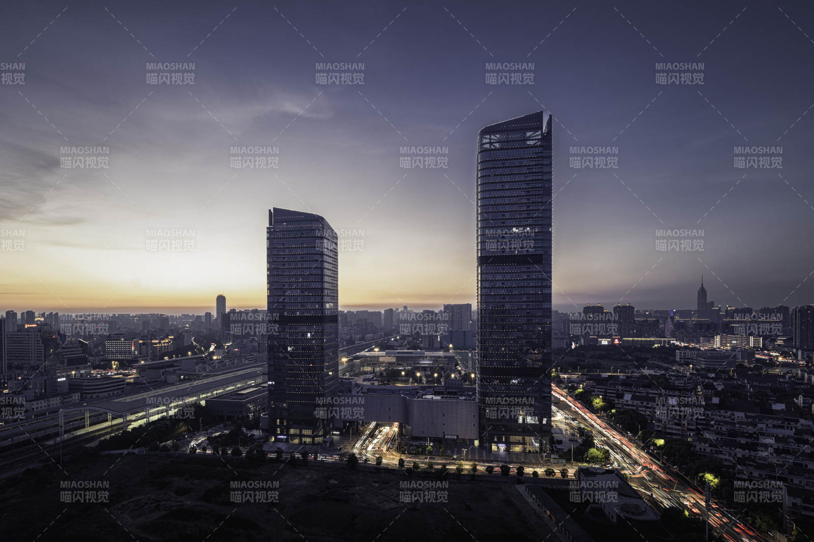 城市夜景双塔楼美景图片