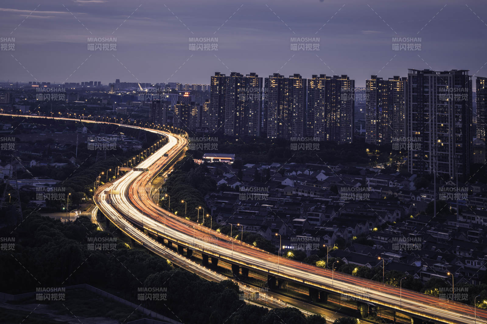 夜幕下的城市高速美景图片