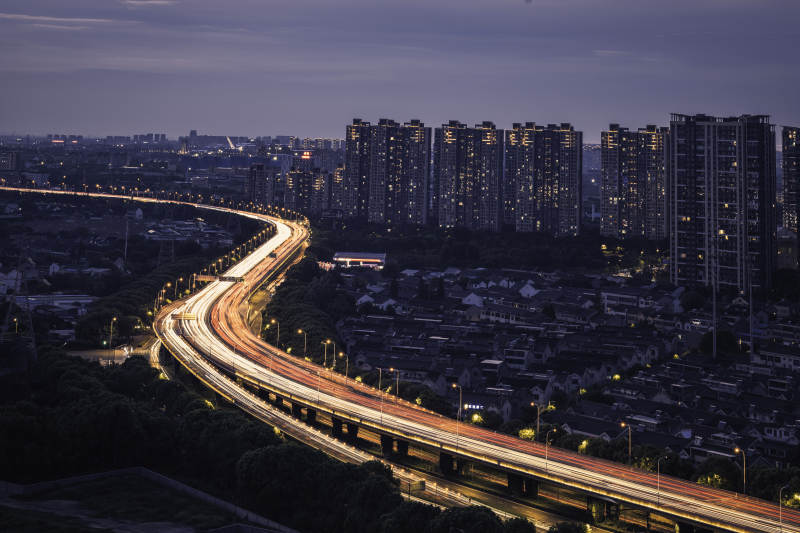 夜幕下的城市高速美景图片