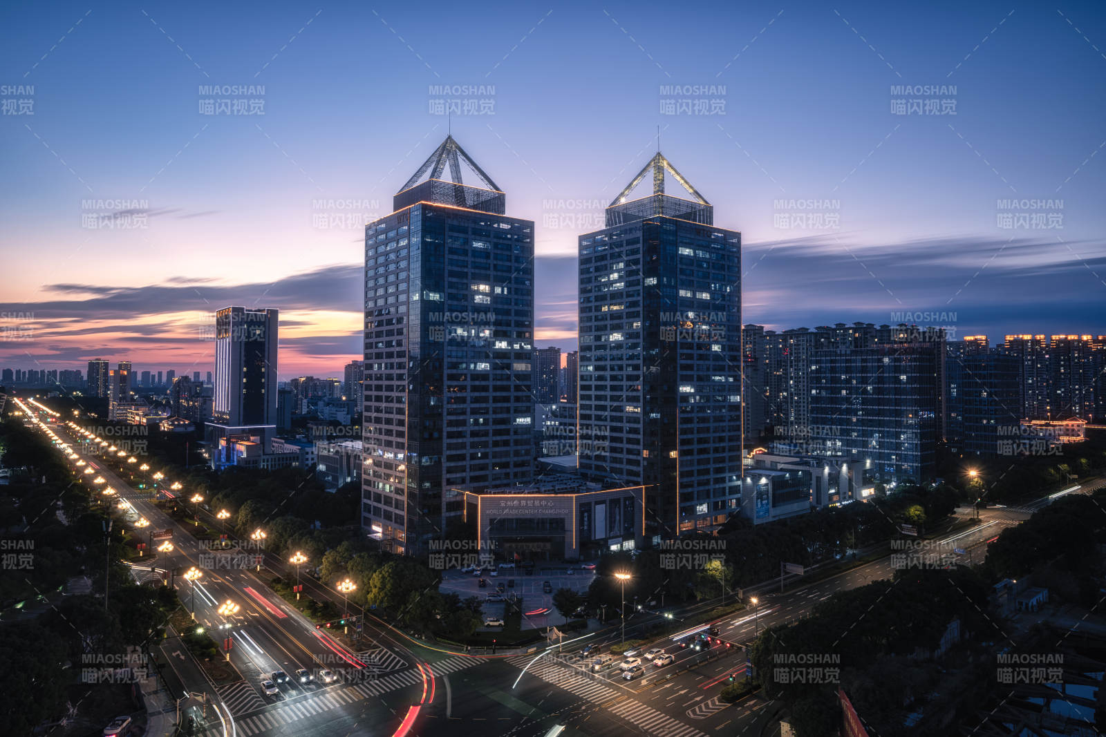 城市夜景双塔楼美景图片