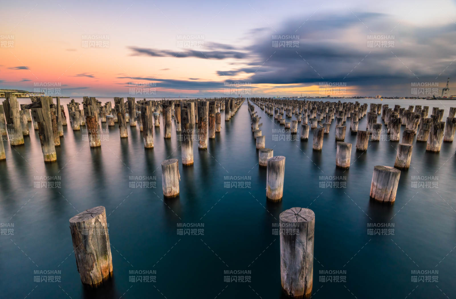 暮色中的墨尔本王子港码头图片