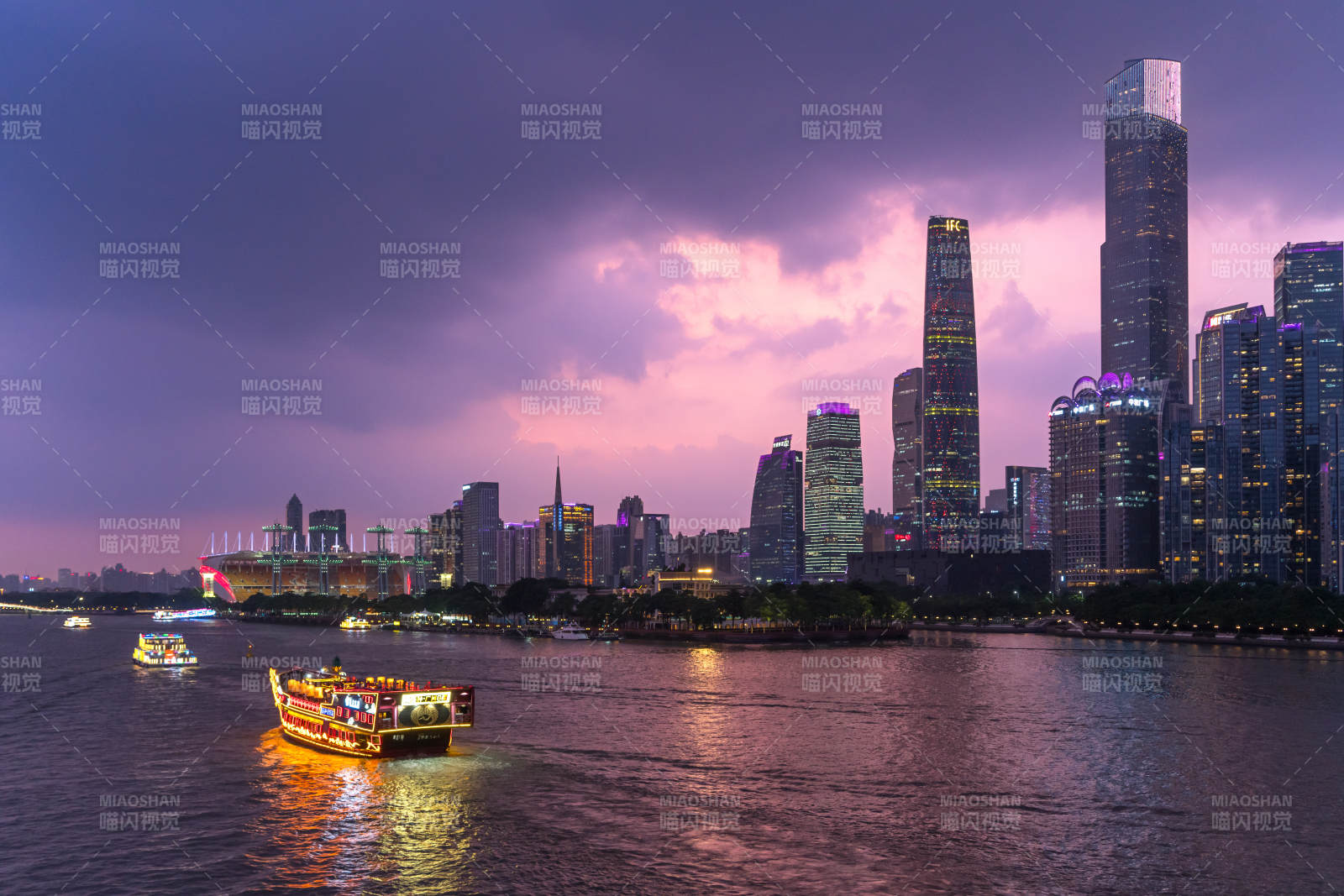 晚霞下的广州珠江新城旁的夜游游船图片