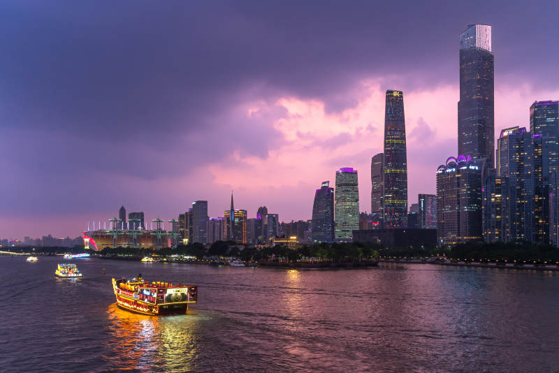 晚霞下的广州珠江新城旁的夜游游船图片