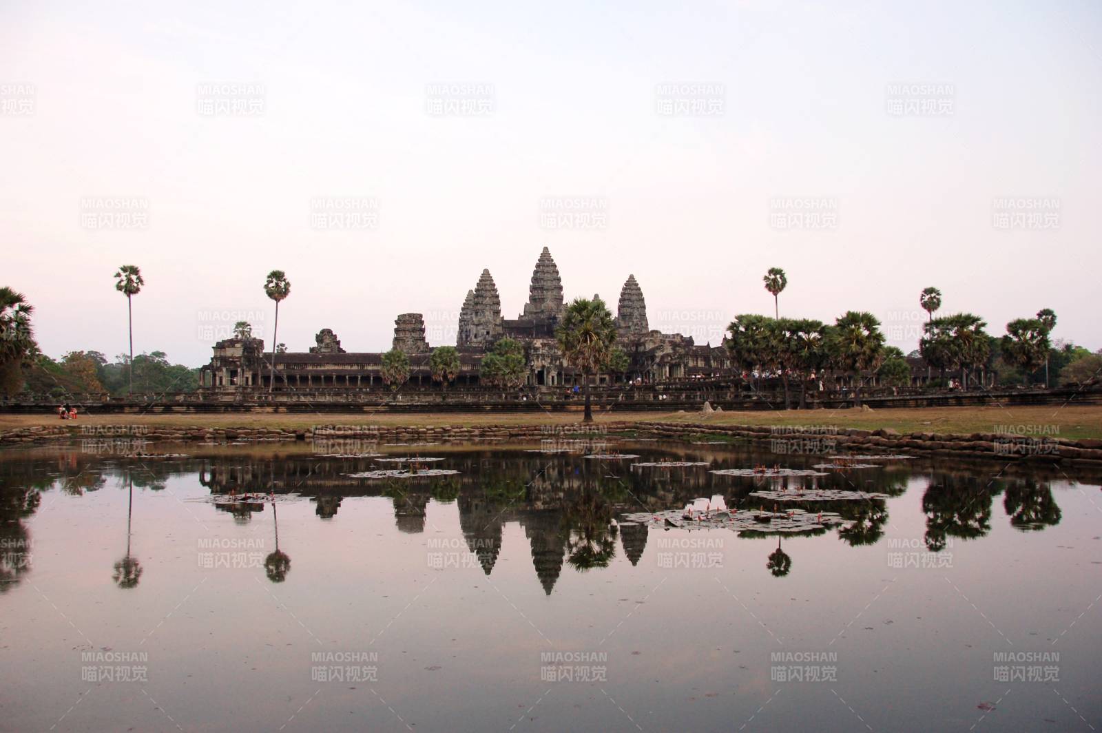 柬埔寨吴哥窟倒影静谧湖图片