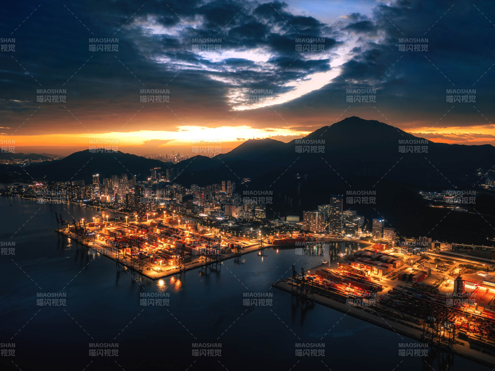 夜幕下的城市港湾图片