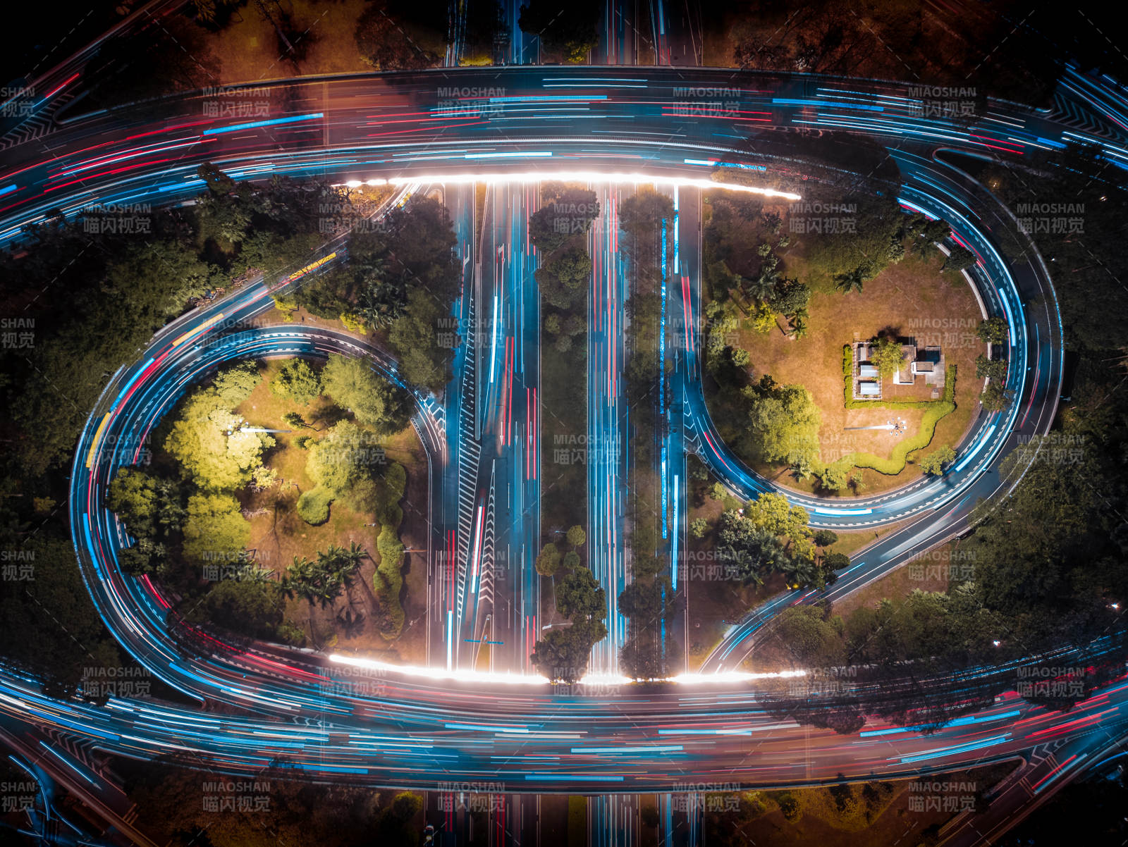 夜色中的环形公路图片