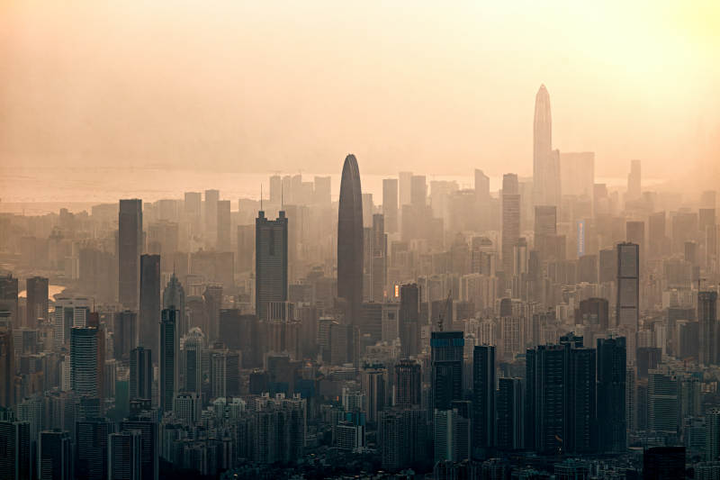 城市晨雾中的天际线图片